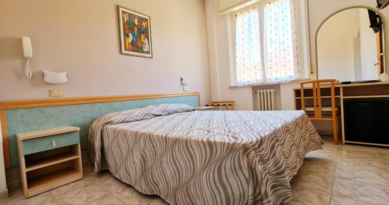 Hotel Bellerofonte Римини Экстерьер фото
