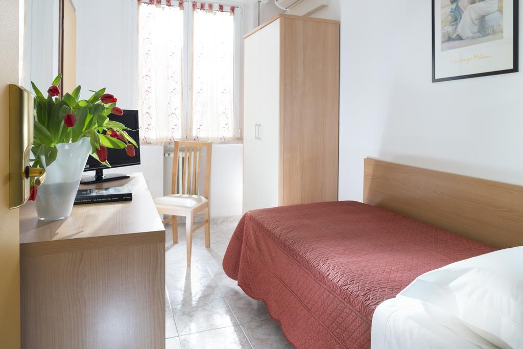 Hotel Bellerofonte Римини Экстерьер фото