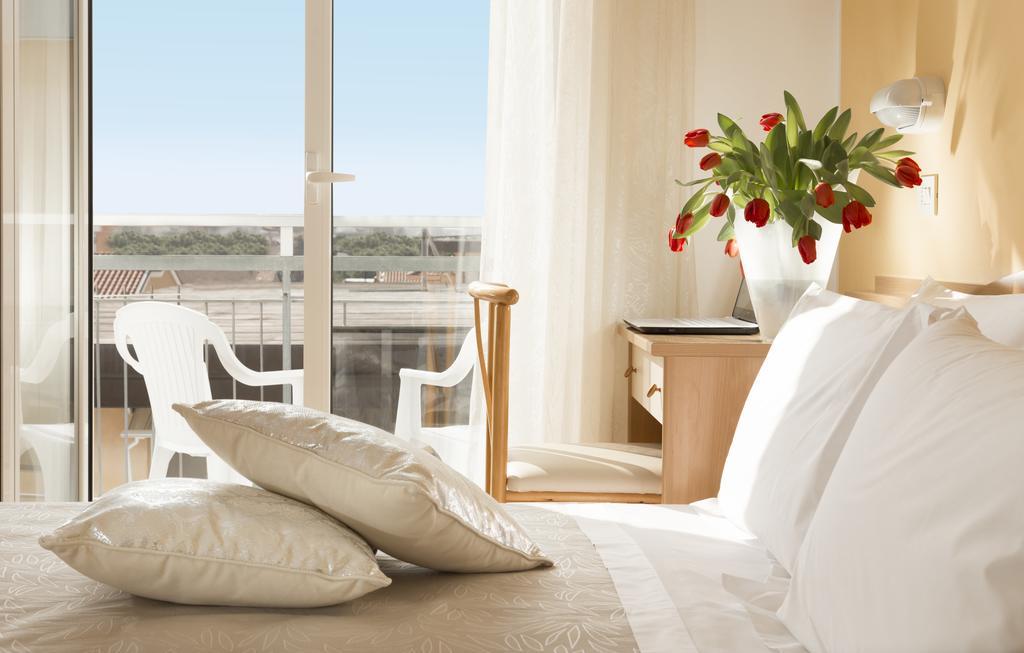 Hotel Bellerofonte Римини Экстерьер фото