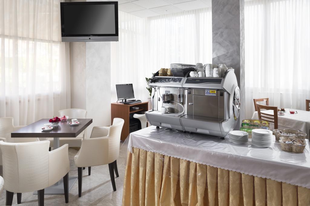 Hotel Bellerofonte Римини Экстерьер фото